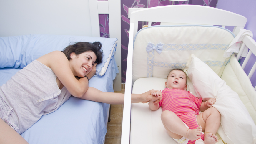 Att spädbarn sover i egen säng i kombination med andra åtgärder kan minska antalet fall av plötslig spädbarnsdöd betydligt. Foto: Shutterstock